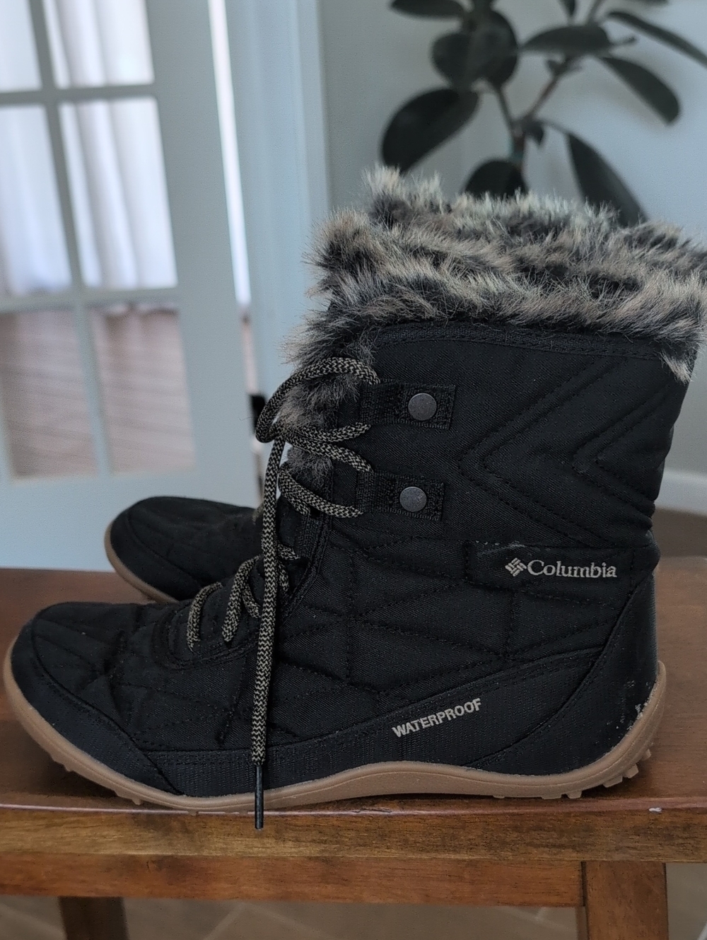 Columbia Minx Shorty Women's Black Waterproof Winter Boots with Faux Fur Trim 9 - Picture 4 of 10